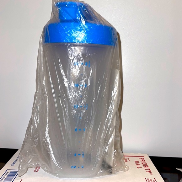 Quick Shake Tupperware - Picture 2 of 2